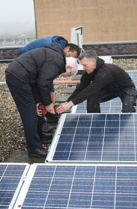 Oplevering zonnepanelen op dit flatgebouw van Pré Wonen